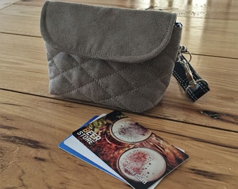 Gör-det-själv-digital fil - 5 x 7 Hoop - P A R T I A L in The Hoop Basic Liten väska med toppflik, öppet mittfack - Fodrad / med design