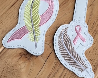 Arquivo DIY-DIGITAL - Fita de conscientização do câncer de mama com aba de pressão de penas - versão maior / chaveiro / etiqueta de bolsa / design de bordado ITH