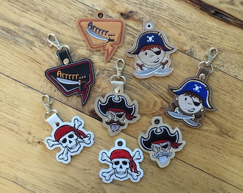 DIY-DIGITALA Filer - Piratansikte, Glad Pirat, Arrrr-svärd, Dödskallekors - Tryckknappar/öljetter - Väsketikett/Nyckelbricka - ITH maskinbroderi