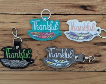 DIY-DIGITAL FIL - 4x4-båge och 5x5-båge - Tacksamma ord med skissartad fjäder - Tryckknappsögla Maskinbroderidesignfil i bågen