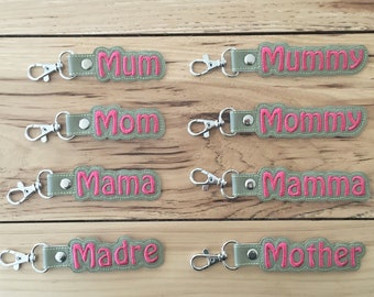 DIY-DIGITAL FIL - Mamma Mamma olika stavningar - 4x4-båge - Tryckknappsflik / Nyckelbricka med maskinbroderidesignfil