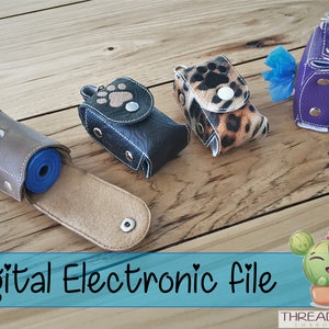 Puede incluir: Cuatro estilos diferentes de porta bolsas para excrementos de perros hechos de cuero. Los porta bolsas son de varios colores y patrones, incluyendo marrón, negro, estampado de leopardo y morado. Los porta bolsas están sobre una superficie de madera. El texto "Archivo electrónico digital" está en la parte inferior de la imagen.