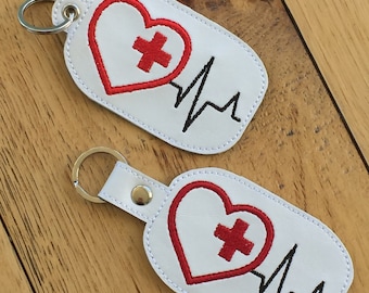 DIY-DIGITAL Fil - Heartbeat Heart Nurse - Tryckknappsflik / Nyckelbricka ITH Maskinbroderidesignfil i bågen