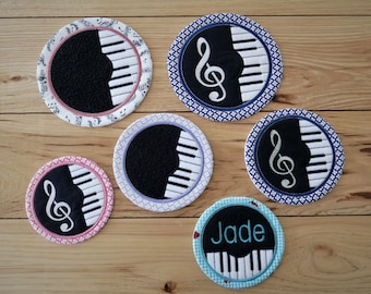 ARQUIVO DIY-DIGITAL – Porta-copos redondos com teclas de piano para tapetes de canecas com apliques e desenhos de clave de sol ou pontilhados, com bordado à máquina