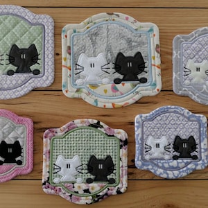 DIY-DIGITAL FILE - Lindo gatito gato estilo marco Mug Rug Coasters con apliques y dos diseños de puntecitos, - ith diseño de bordado a máquina