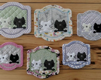 DIY-デジタルファイル - かわいい子猫のフレームスタイルのマグラグコースター、アップリケと2つの点描デザイン付き - 機械刺繍デザイン