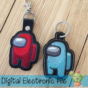 Puede incluir: Dos llaveros bordados con personajes del videojuego Among Us. El llavero de la izquierda es rojo y el de la derecha es azul claro.