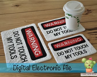 ARQUIVO DIY-DIGITAL - Aro 4x4 a 8x10 -Aviso Não toque nas minhas ferramentas Porta-copos para tapete de caneca com apliques - com bordado à máquina - Design324