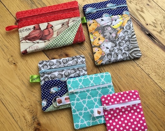 DIY-DIGITAL FIL - 5 x 7 bågar eller mindre - In The Hoop Zipper-väskor med lapptäckningsdesign - Fodrad version av väska / med maskinbroderidesign