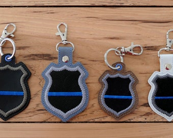 DIY-DIGITAL FIL - Polisbricka baktill på blått, applikationsområde för märke - 4x4-båge - Tryckknappsflik / nyckelbricka med maskinbroderidesignfil