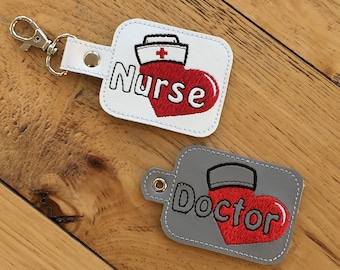 DIY-DIGITAL Mapp - Sjuksköterska och läkare med hjärta och hatt Tryckknappsflik / Nyckelbricka / Väsketikett ITH Maskinbroderidesignmapp i bågen
