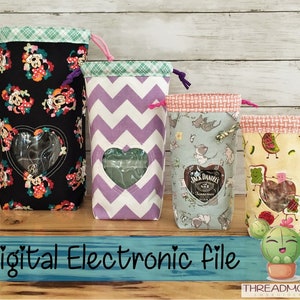 Puede incluir: Cuatro bolsas de cordón con diferentes patrones y una ventana en forma de corazón. Las bolsas están alineadas de la más grande a la más pequeña. Los patrones incluyen una bolsa negra con un diseño floral, una bolsa morada con un patrón de chevron, una bolsa azul con un diseño de gato y una bolsa amarilla con un diseño de sandía. El texto "Archivo electrónico digital" está en la parte inferior de la imagen.