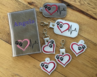 ARQUIVO DIY-DIGITAL - Batimento cardíaco EkG de coração com impressão de duas patas - Capa de memorando e guia de encaixe / chaveiro / etiqueta de bolsa Arquivo de design de bordado de máquina no aro