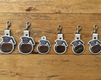 DIY-DIGITAL FILE - Coffee Pot & Pot Head - Snap tabs / Key fob / Bag tag ith Machine Borduurwerk Design File In the hoepel