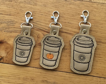 DIY-DIGITAL FIL - Kaffe Te Latte Pumpa Krydda Att Ta Med Mugg - Tryckknappsflik / Nyckelbricka / Väsketikett ITH Maskinbroderi Designfil I bågen