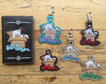 DIY-DIGITAL FIL - Kattlåda med rosett - fylld - versioner med filtapplikationer i rå kant - Anteckningsblocksfodral och tryckknappsflik / med maskinbroderi