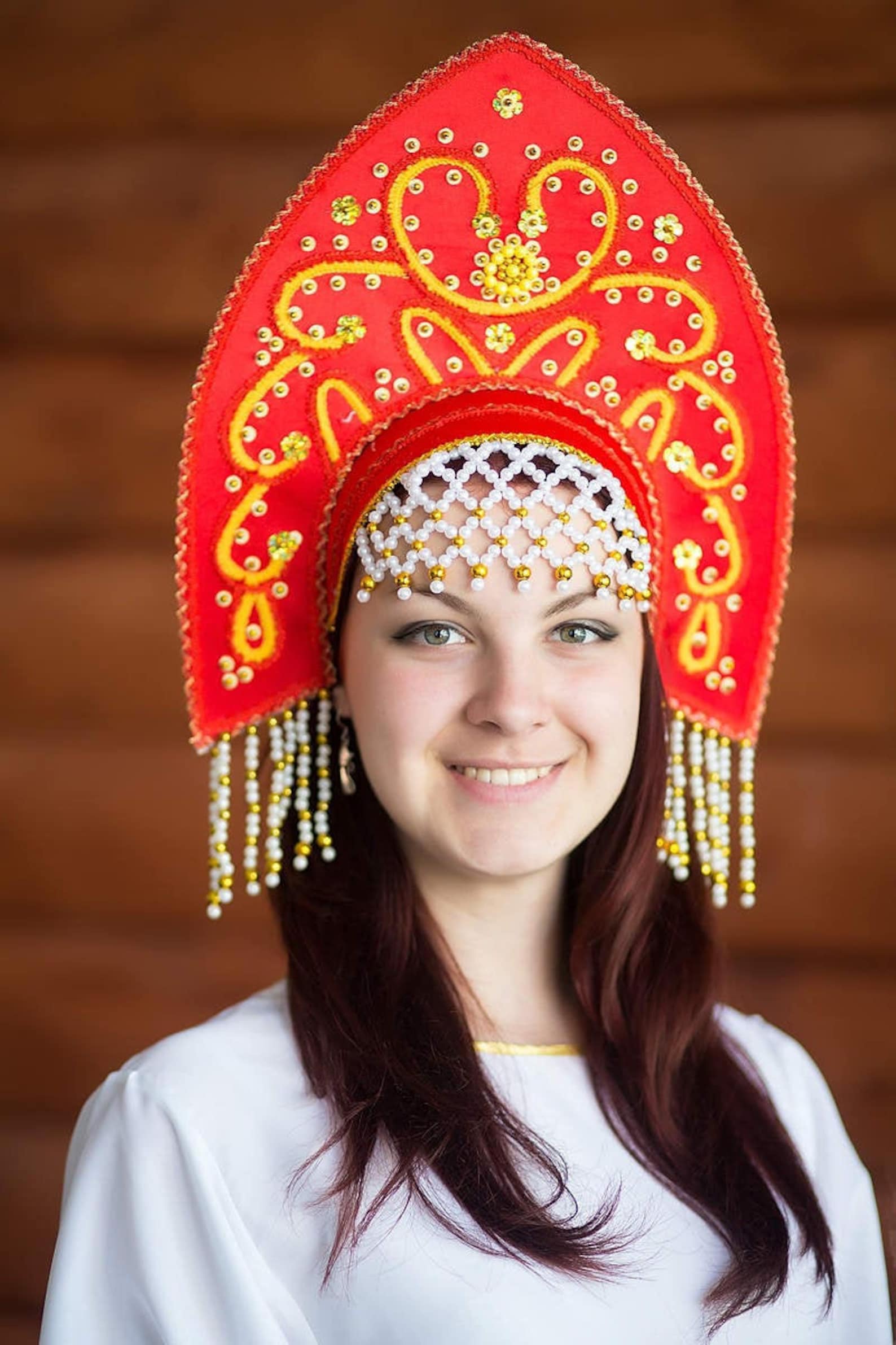 Название кокошника. Кокошник красный русско народный. Russian Folk Costumes кокошник. Национальные головные уборы женские.