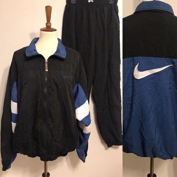 NIKE Herren Trainingsanzug mit Streifen in mittlerer Größe NIKE Herren Trainingsanzug mit Streifen in mittlerer Größe
