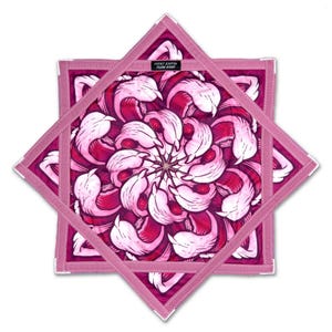 Puede incluir: Un textil en forma de estrella con un patrón circular repetitivo de ilustraciones de delfines en rosa y magenta. Los bordes están acabados con un borde rosa sólido y costuras blancas. Una pequeña etiqueta negra dice FIRST EARTH FLOW STAR.