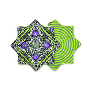 Puede incluir: Dos cojines en forma de estrella de ocho puntas. Uno presenta un patrón geométrico vibrante en violeta, negro y verde lima. El otro muestra un patrón de círculos concéntricos en verde lima y azul oscuro con un borde de greca repetitivo.