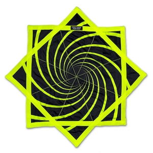 Puede incluir: Una pieza de tela cuadrada negra con un patrón de espiral amarillo neón y un borde amarillo neón. Un segundo marco cuadrado amarillo neón, rotado, está superpuesto. Una pequeña etiqueta negra en el centro superior dice FIRST EARTH FLOW STAR.