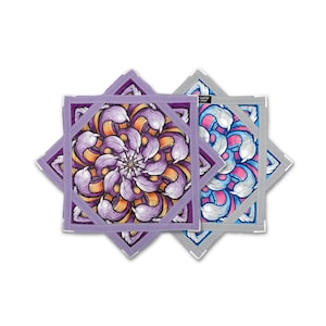 Puede incluir: Tres posavasos cuadrados decorativos con diseños únicos. Uno presenta un patrón floral morado y naranja, otro un diseño de olas azules y rosas, y el tercero un diseño similar en morado y naranja. Cada posavasos está rodeado por un borde geométrico.