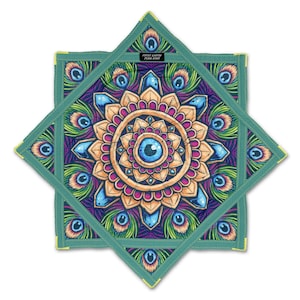 Puede incluir: Un diseño en forma de estrella de ocho puntas de color verde azulado, con un mandala central con un ojo y detalles de plumas de pavo real. El diseño tiene tonos dorados, azules, morados y naranjas. El texto "FIRST EARTH FLOW STAR" es visible.