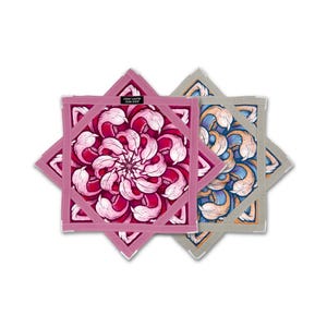 Può includere: Tre elementi quadrati in tessuto con disegni floreali. Uno è rosa con un motivo floreale rosso e bianco, un altro è grigio con un motivo blu e arancione, e il terzo è rosa con un motivo floreale rosso e bianco. Il testo "FIRST EARTH FLOW STAR" è visibile.