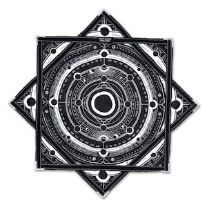 Pode incluir: Um tecido quadrado em preto e branco com um design geométrico circular complexo, anéis concêntricos, fases lunares e marcações numéricas de 0 a 340. Uma pequena etiqueta na borda superior exibe o texto First Earth Flow Star.
