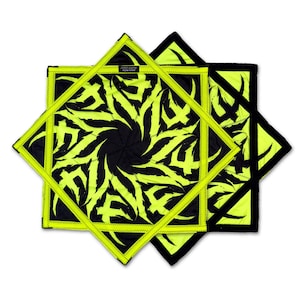 Op de afbeelding: Zwart en neon groen stervormig sprei met een centraal spiraalontwerp. Het sprei heeft een neon groene rand en stiksels, met de tekst "FIRST EARTH FLOW STAR" op een klein label. Het ontwerp is geometrisch en opvallend.