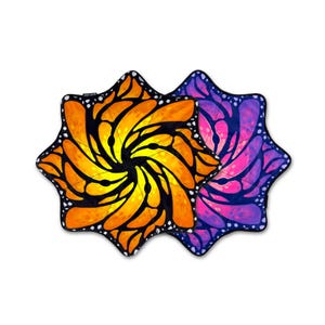 Peut inclure: Deux tapis en forme d'étoile avec un motif d'ailes de papillon. L'un présente des tons orange et jaune vifs avec des nervures noires, tandis que l'autre affiche des nuances de violet et de rose avec des nervures noires. Bords noirs et taches blanches.