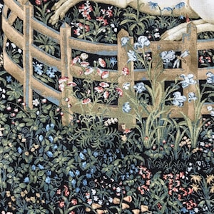 Puede incluir: Un tapiz que representa un unicornio blanco acostado en un campo de flores. El unicornio est&aacute; rodeado por una valla de madera y una variedad de flores en tonos azules, rosas, rojos y amarillos.