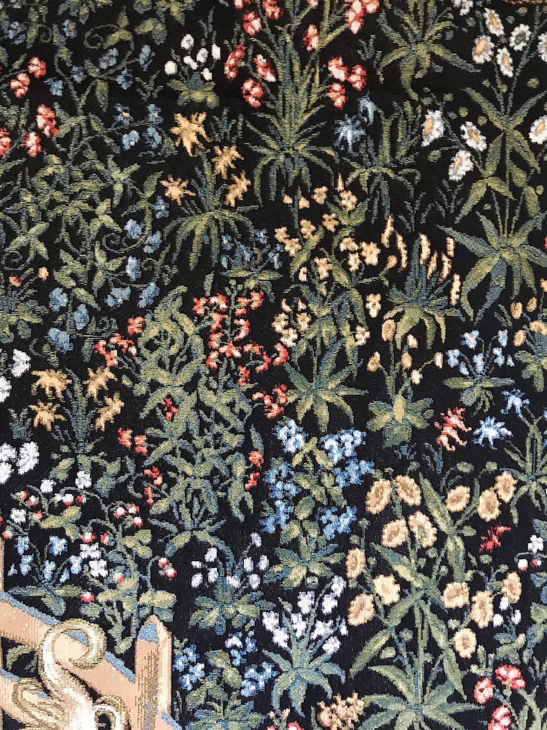Puede incluir: Un tapiz con fondo negro y una variedad de flores de colores, incluyendo rojas, azules, amarillas y blancas. Las flores est&aacute;n dispuestas en un patr&oacute;n aleatorio y crean un dise&ntilde;o hermoso e intrincado.