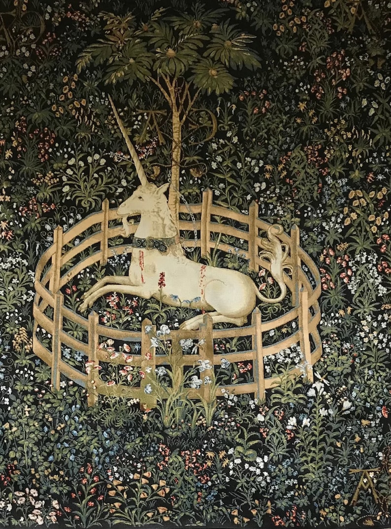 Puede incluir: Un unicornio blanco con un cuerno dorado yace en una valla de madera circular. El unicornio est&aacute; rodeado de un exuberante bosque verde con muchas flores de colores. El unicornio lleva un collar de oro y tiene una cinta roja atada a su pierna.