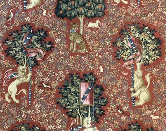 Puede incluir: Una tela de tapicería roja con un patrón repetido de un unicornio, un león, un leopardo y un árbol con una bandera. El fondo está lleno de pequeñas flores y hojas.