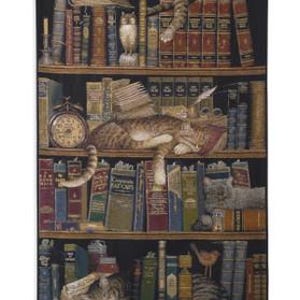 クラシックテイルズ 大型タペストリー 壁掛け ウォールアート 猫と本棚 図書館装飾 インテリアシーン 猫 動物 装飾テキスタイル 36インチx87インチ