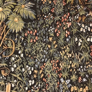 Puede incluir: Un tapiz con un patr&oacute;n floral detallado que presenta una variedad de flores y hojas en tonos de verde, azul, rojo y blanco. El tapiz est&aacute; tejido con un fondo oscuro y una valla de madera en la parte inferior.