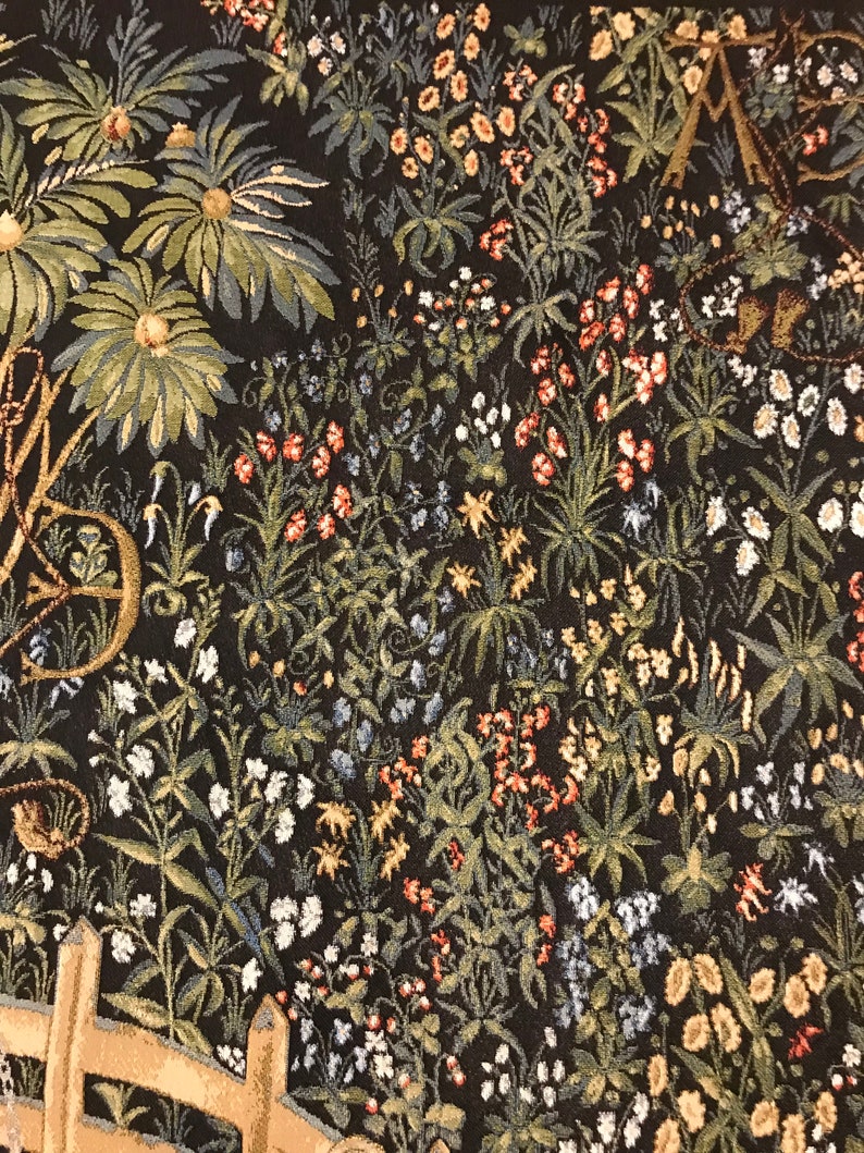 Puede incluir: Un tapiz con un patr&oacute;n floral detallado que presenta una variedad de flores y hojas en tonos de verde, azul, rojo y blanco. El tapiz est&aacute; tejido con un fondo oscuro y una valla de madera en la parte inferior.