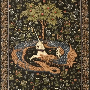 Op de afbeelding: Een wandkleed met een wit eenhoorn met een gouden hoorn, gevangen in de kronkels van een blauwe en bruine draak. De sc&egrave;ne speelt zich af tegen een donkergroene achtergrond met verschillende bloemen en een kleine groene boom.