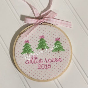Mini julgran med rosettbroderidesign