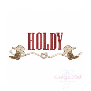 Könnte beinhalten: Roter gestickter Text "HOLDY" mit einem Seildesign und zwei Cowboystiefeln mit Hüten auf jeder Seite.