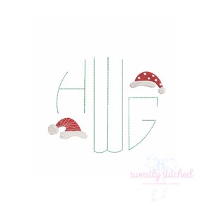 Puede incluir: Monograma verde con las letras "HUG" en un círculo. Dos gorros de Papá Noel rojos con ribete blanco y lunares blancos están a cada lado del monograma.