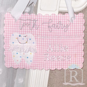 Peut inclure: Porte de fée des dents en vichy rose et blanc avec une dent blanche avec un visage souriant et des pois colorés. Le texte indique "Tooth Fairy Please stop here for Allie Reese".
