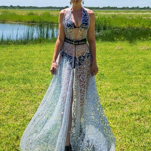Vestido capa de fiesta blanco y plateado