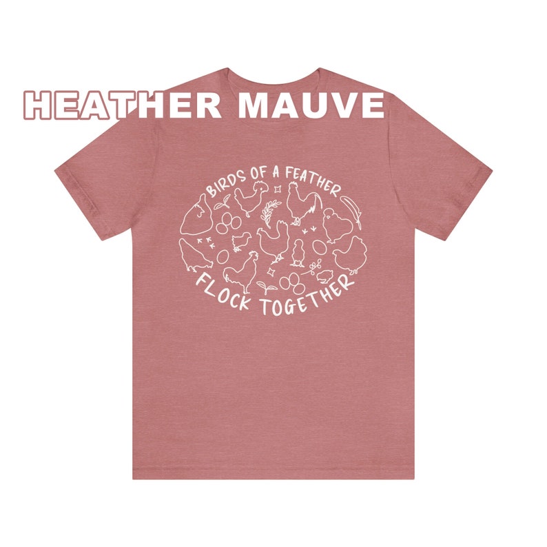 K&ouml;nnte beinhalten: Heather-mauvefarbenes T-Shirt mit einer wei&szlig;en Grafik von H&uuml;hnern und Eiern in einem Kreis mit dem Text "Birds of a Feather Flock Together".