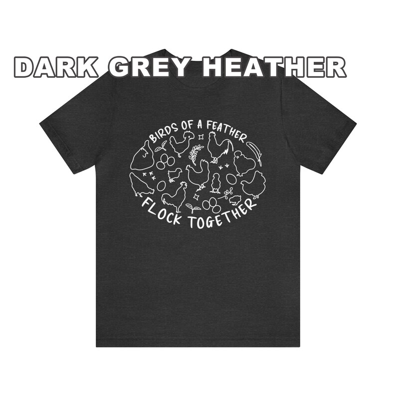 K&ouml;nnte beinhalten: Dunkelgraues T-Shirt aus Heather-Material mit einem wei&szlig;en Motiv von H&uuml;hnern und dem Text "Birds of a feather flock together".