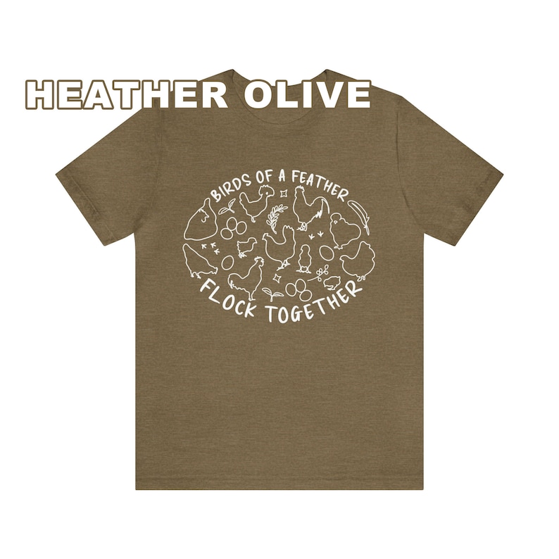 K&ouml;nnte beinhalten: Ein T-Shirt in der Farbe Oliv-Melange mit einer wei&szlig;en Grafik von H&uuml;hnern und Eiern. Die Grafik lautet "Birds of a Feather Flock Together".