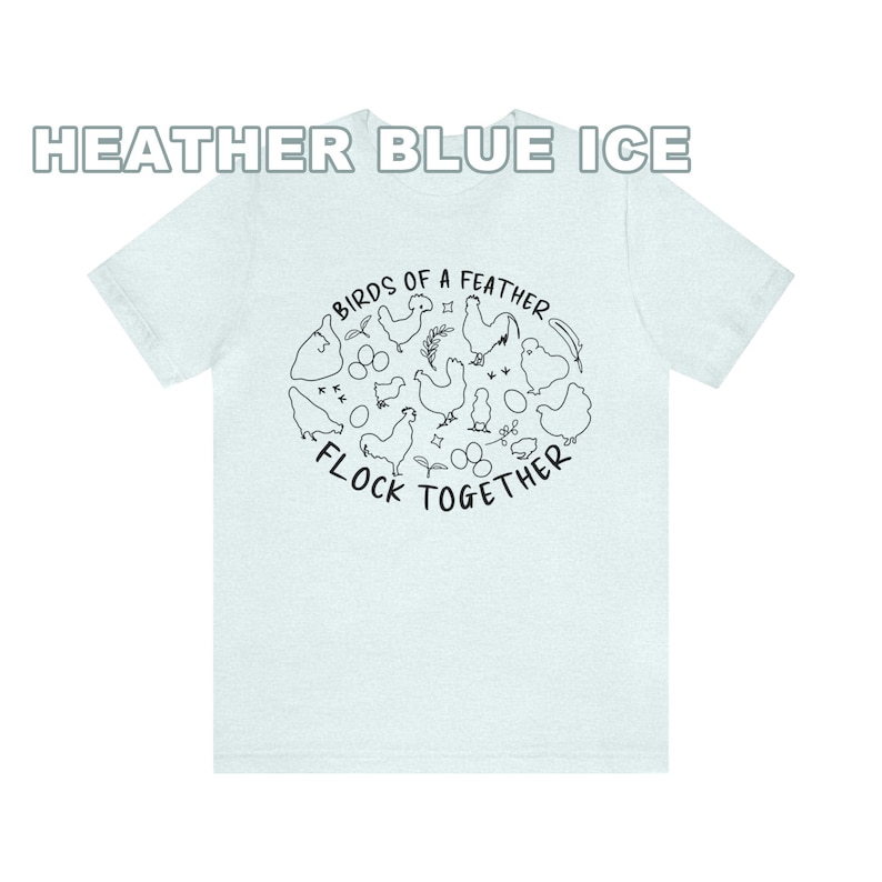 K&ouml;nnte beinhalten: Ein hellblaues T-Shirt mit einer schwarz-wei&szlig;en Illustration von H&uuml;hnern und Eiern. Der Text "Birds of a Feather Flock Together" ist auf dem T-Shirt aufgedruckt.