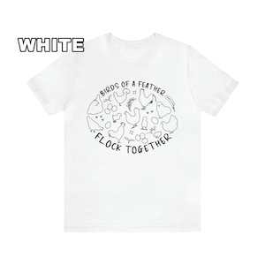 K&ouml;nnte beinhalten: Wei&szlig;es T-Shirt mit einer Schwarzwei&szlig;illustration von H&uuml;hnern und Eiern. Der Text "Birds of a feather flock together" ist in einem Kreis um die Illustration geschrieben.