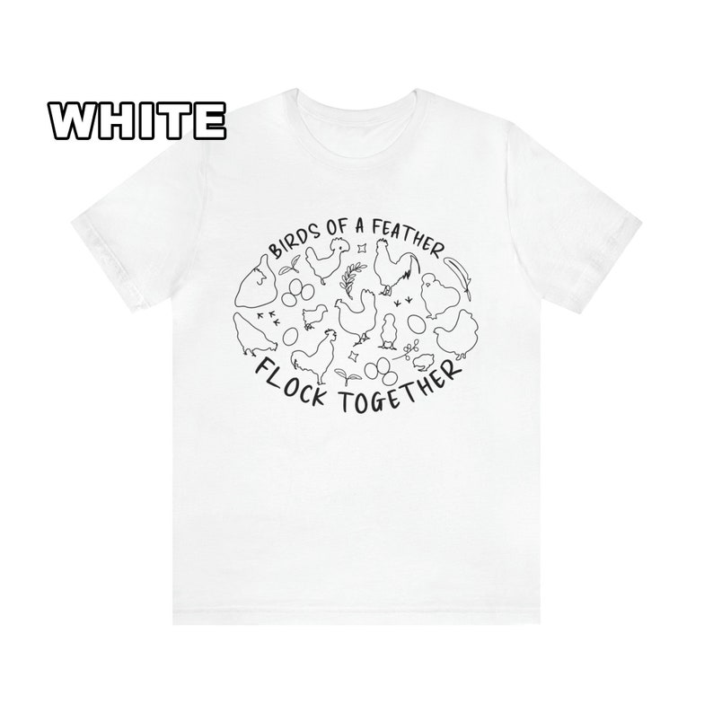K&ouml;nnte beinhalten: Wei&szlig;es T-Shirt mit einer Schwarzwei&szlig;illustration von H&uuml;hnern und Eiern. Der Text "Birds of a feather flock together" ist in einem Kreis um die Illustration geschrieben.